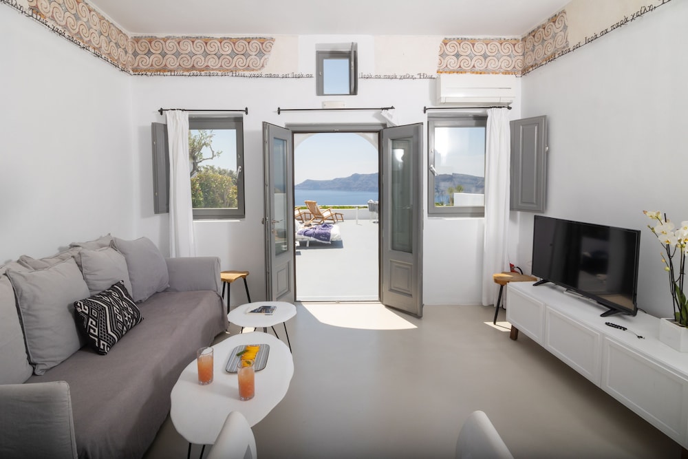 The Antiquarian's Suite with Hot Tub & Caldera View - Photo 8