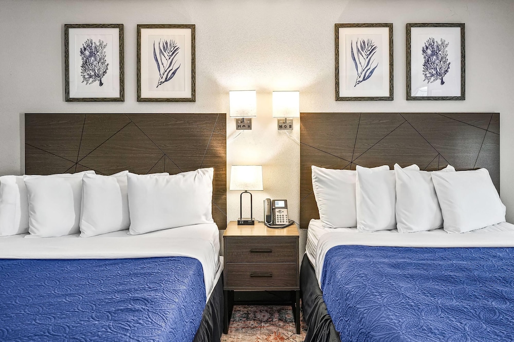 2 Queen Beds, 1-Bedroom Suite, Living Room, Non-Smoking - Photo 3