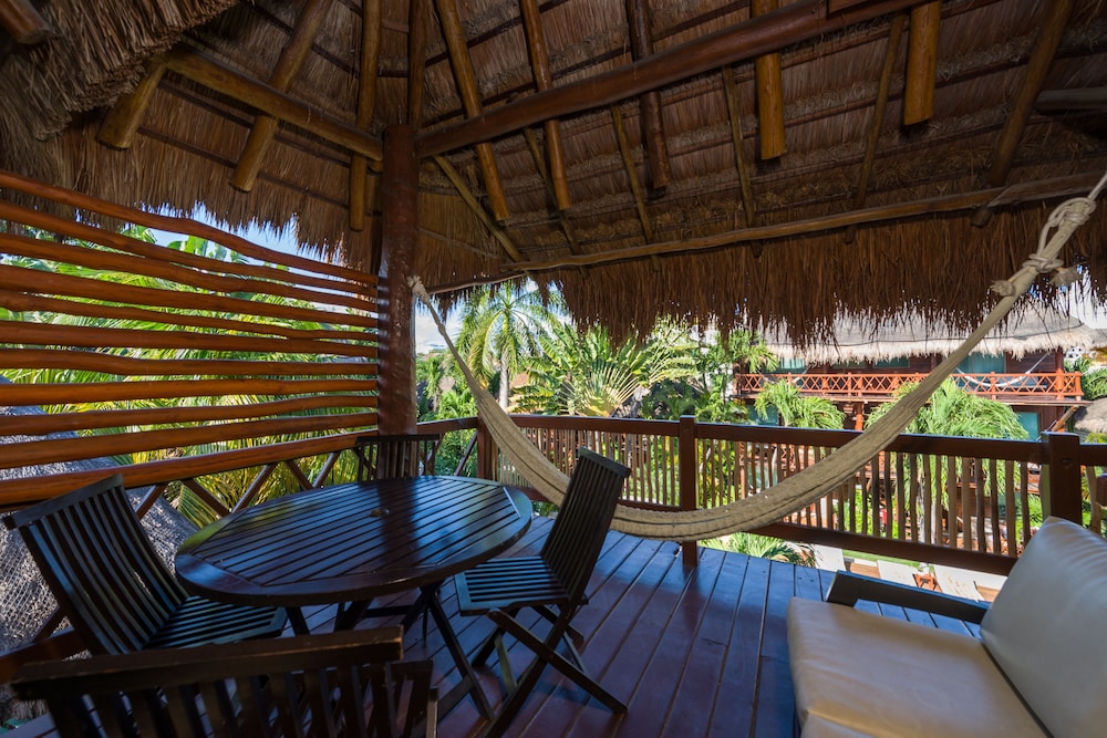 Master Suite with Buffet Breakfast, Spa Access and Daily Massage for Couples