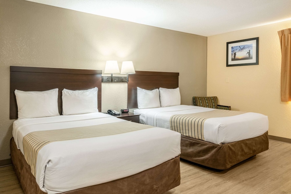 Room, 2 Queen Beds, Non Smoking (Upgrade) - Photo 4