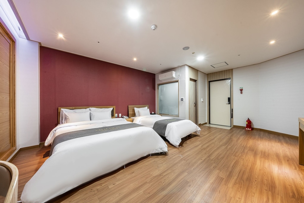 Deluxe Twin Room (Styler + Air Purifier) photo 3