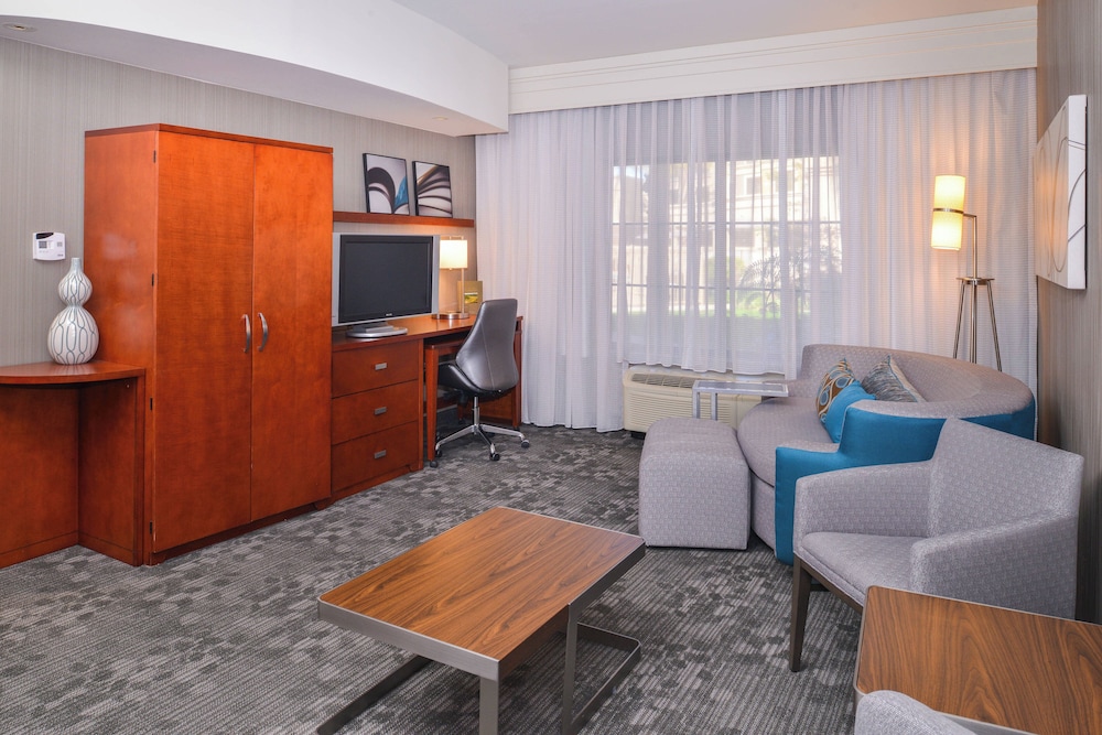 Suite, 1 Bedroom - Photo 2