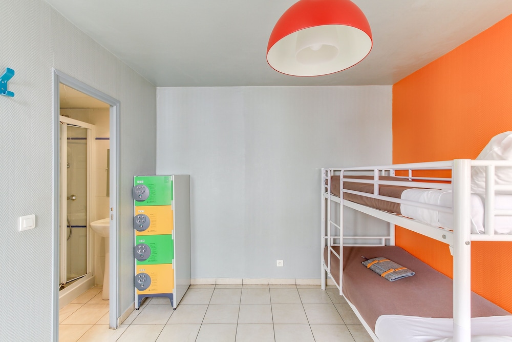 Bed in a Mixed Dormitory with 6 Beds, Private Bathroom photo 1