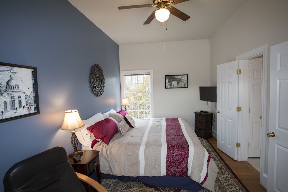 Burgundy Room photo 1