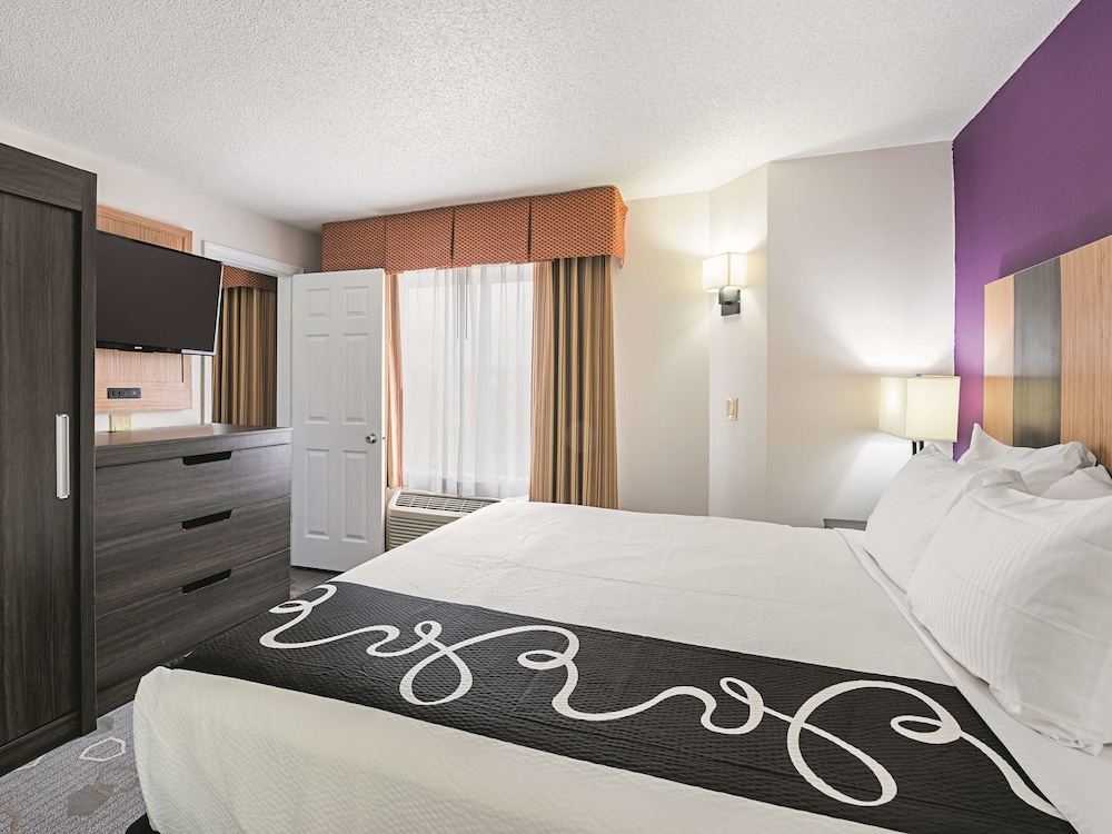 Suite, 1 Bedroom, Non Smoking (1 King Bed) photo 3