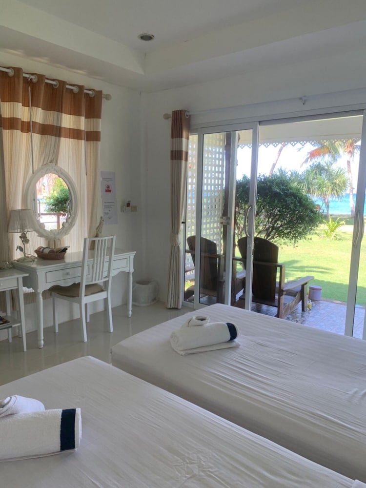 Beachfront Villa with Sea View - Photo 3