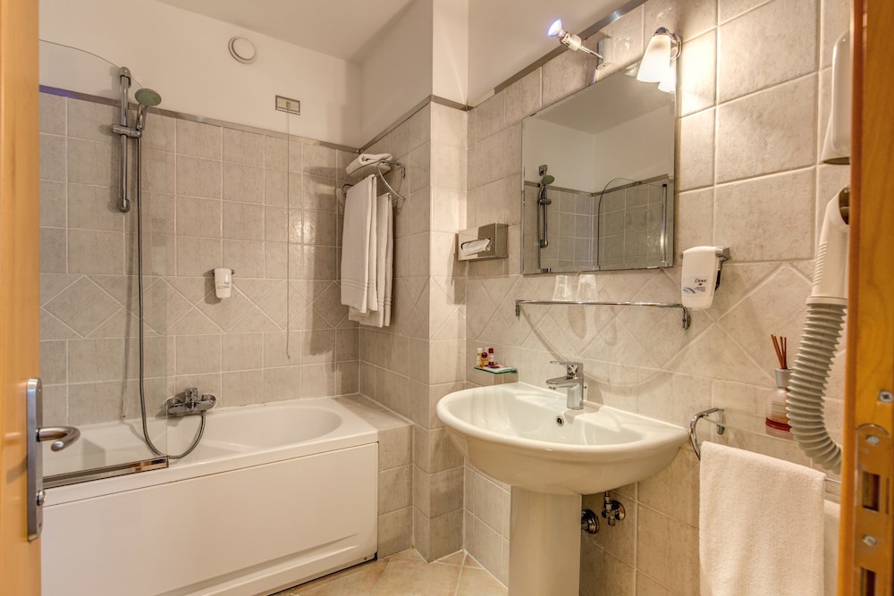 Standard Triple Room, Multiple Beds thumbnail 5