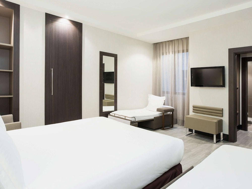 Standard Room with one Queen bed and two child beds