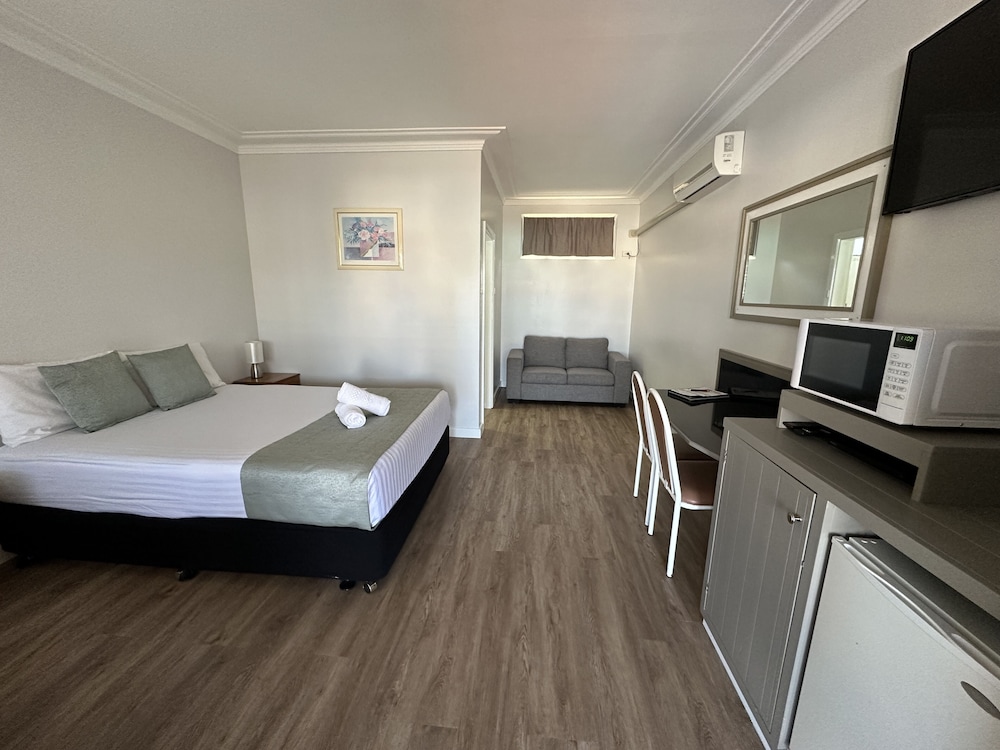Queen or Twin Room with Pool View photo 1