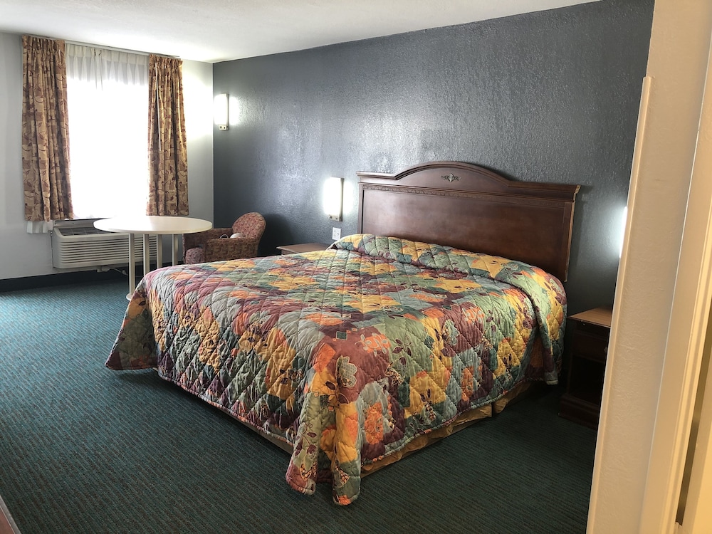 Standard Room, 1 King Bed, Smoking photo 2