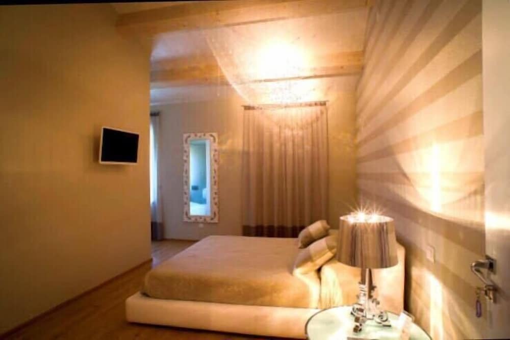 Suite, 1 Queen Bed photo 1