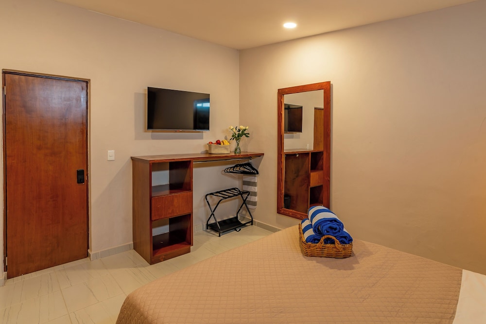 Deluxe Room, 1 Queen Bed photo 3