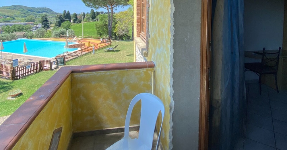 Junior Studio Suite, Poolside