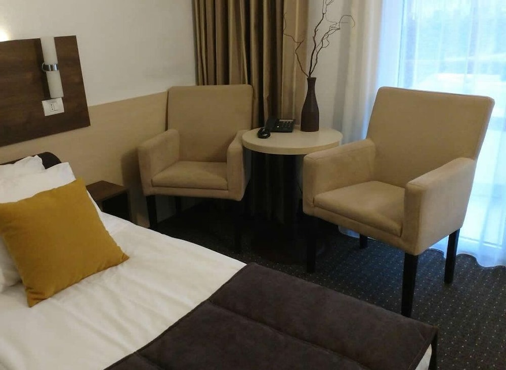 One Queen Bed Room With Sofa Bed, Without Sea-View, Air-Condition, Balcony, Nonsmoking photo 3