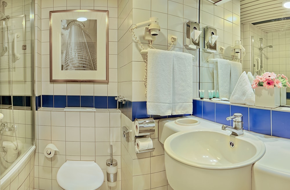 Queen Plus Room - Photo 5