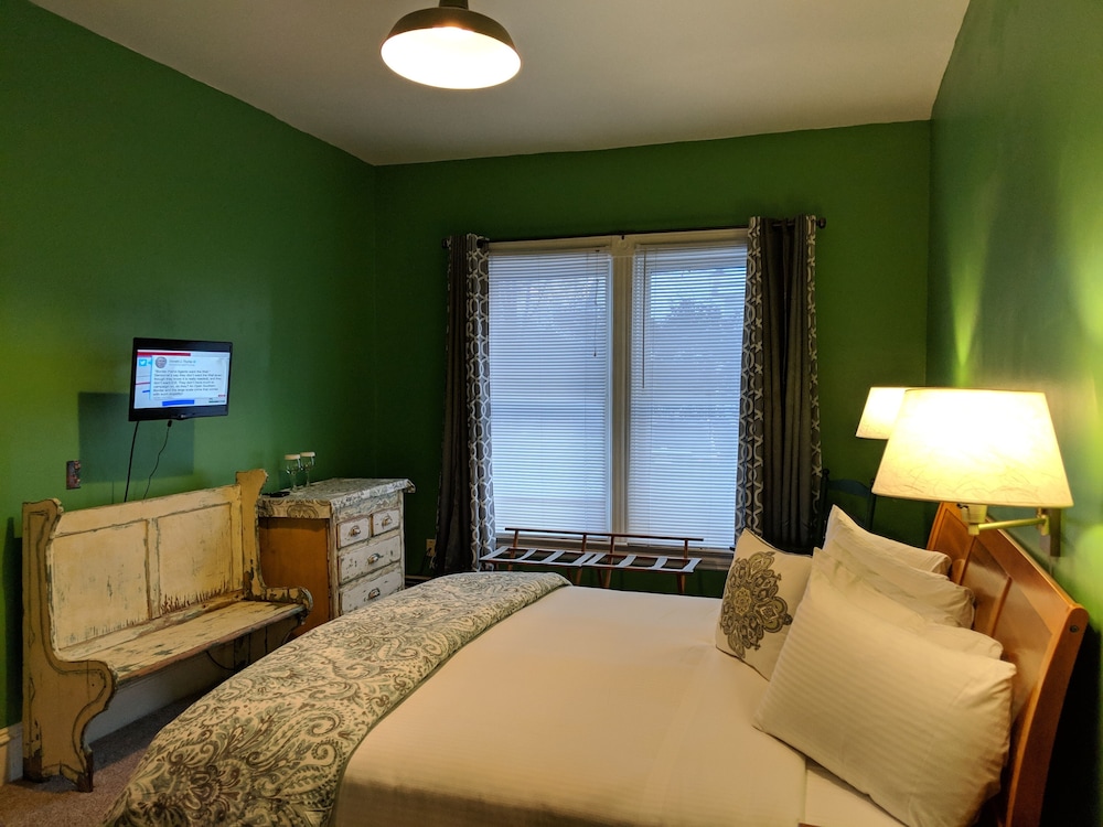City Double Room, 1 King Bed, Private Bathroom, Courtyard Area