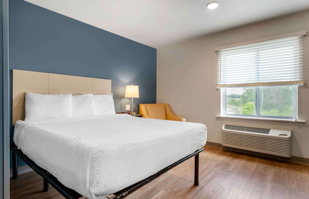 Standard Studio, 1 Queen Bed, Non Smoking, Refrigerator & Microwave photo 1