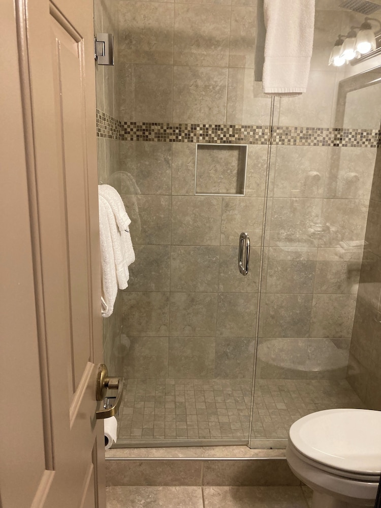 Deluxe Room - Photo 9