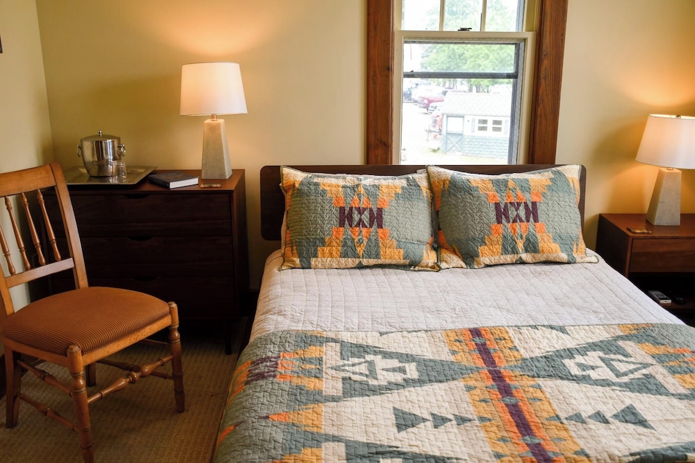Deluxe Room, 1 Queen Bed, Lake View photo 1