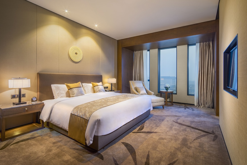 Deluxe Suite, 1 King Bed, Non Smoking photo 2