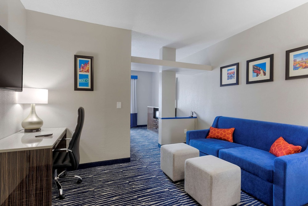Suite, 1 King Bed, Non Smoking - Photo 1