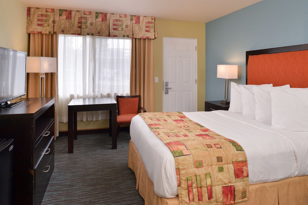 Standard Room, 1 Queen Bed - Photo 3