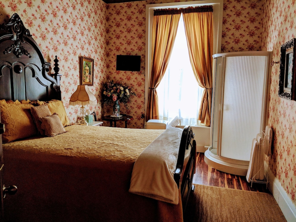 Design Room, 1 Queen Bed (Rosebrugh) photo 1