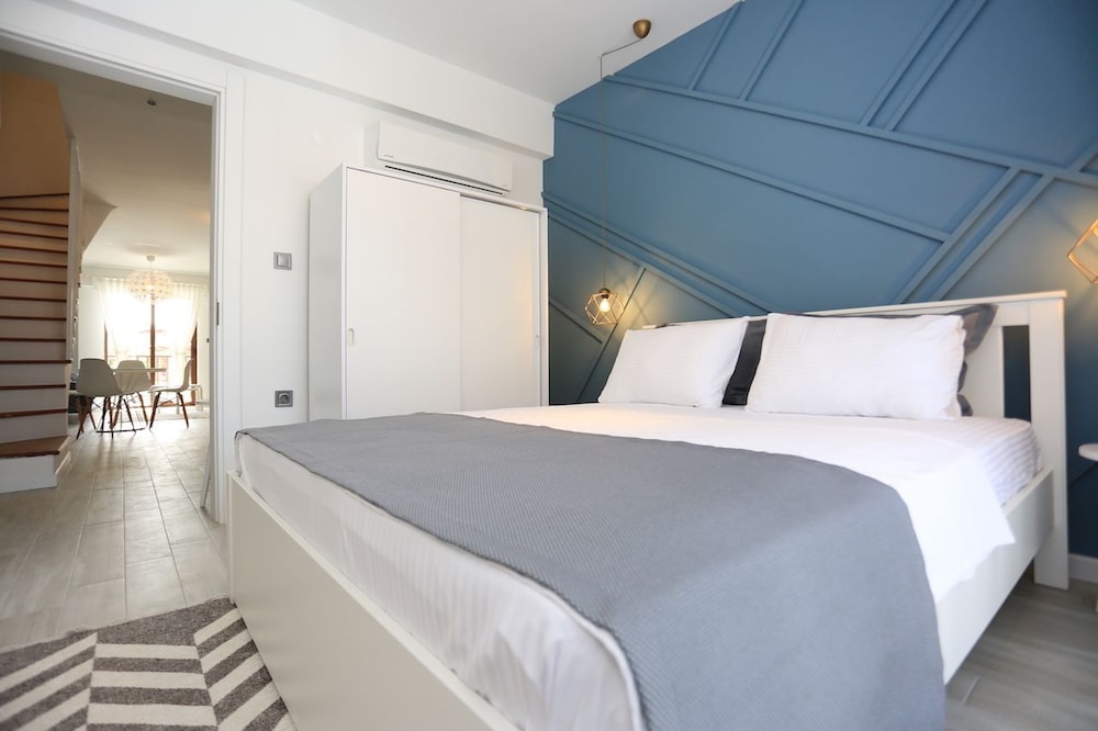 Deluxe Apartment, 2 Bedrooms, Kitchen, Partial Sea View photo 1