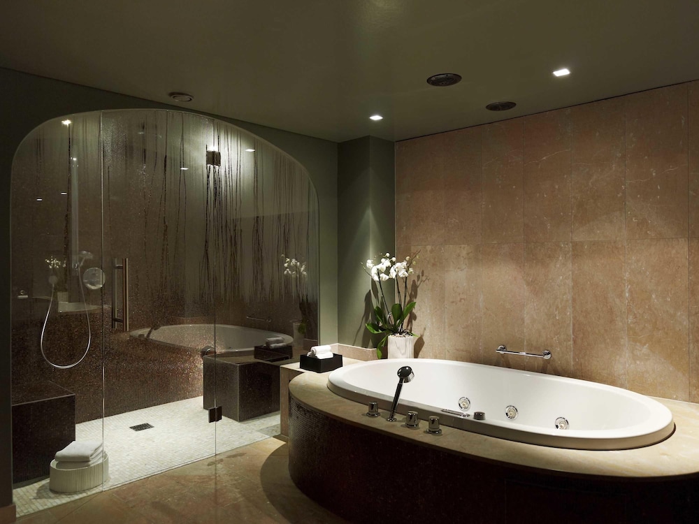 Magnificent apartment - king size bed - impressive suite with balcony