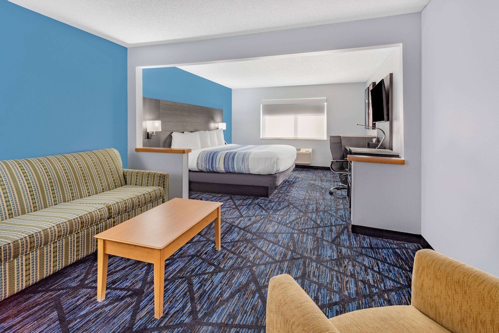 Suite, 1 King Bed, Non Smoking - Photo 5