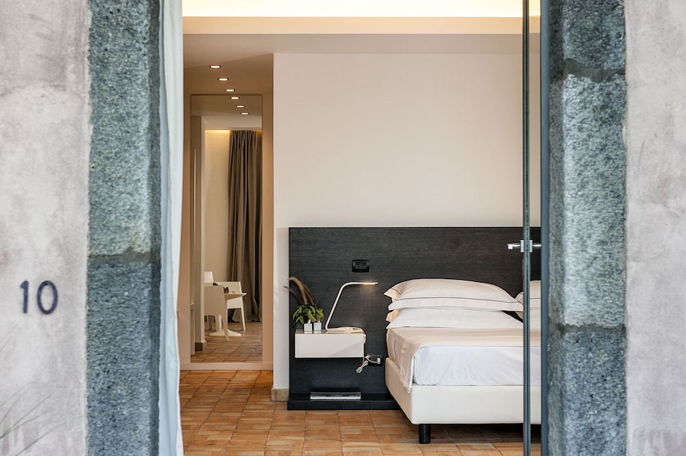 Exclusive Double or Twin Room, Multiple Beds, Bathtub, Courtyard Area photo 2