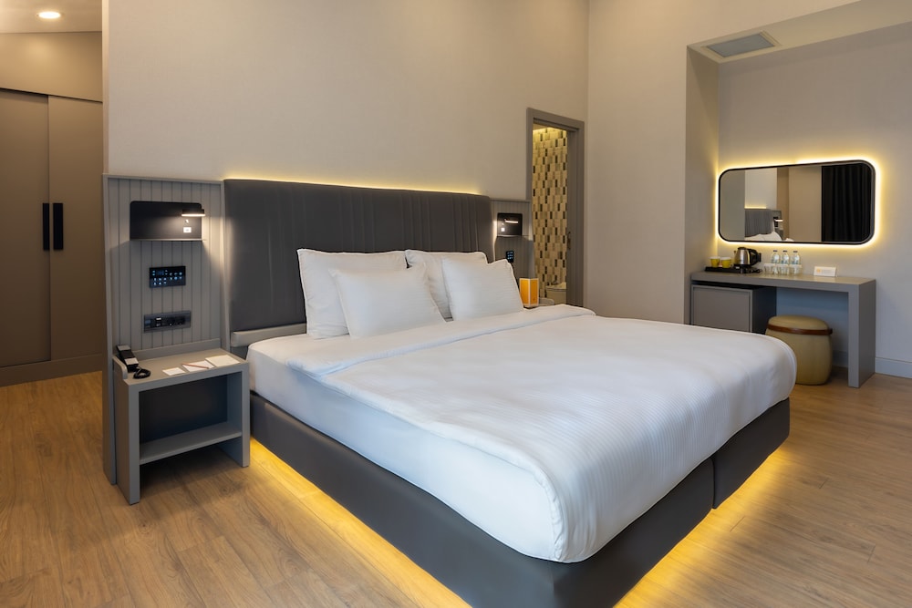 Deluxe Suit King City View Room - Photo 11