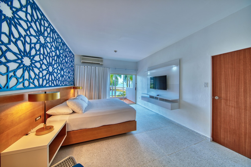 Suite, 1 Bedroom, Kitchenette, Beach View photo 2