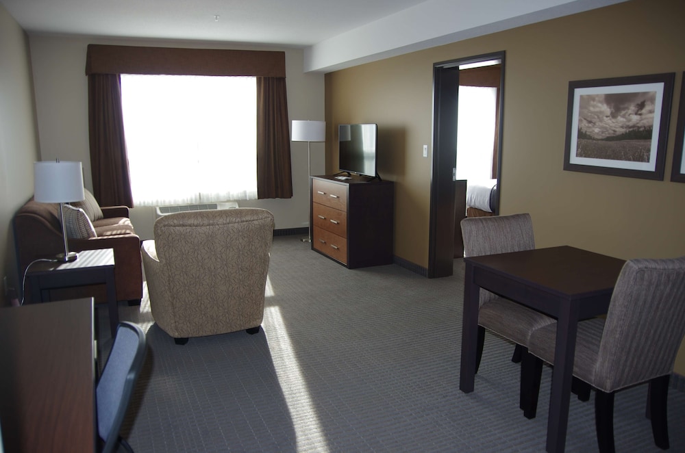 Suite, 1 King Bed, Non Smoking, Refrigerator & Microwave photo 1