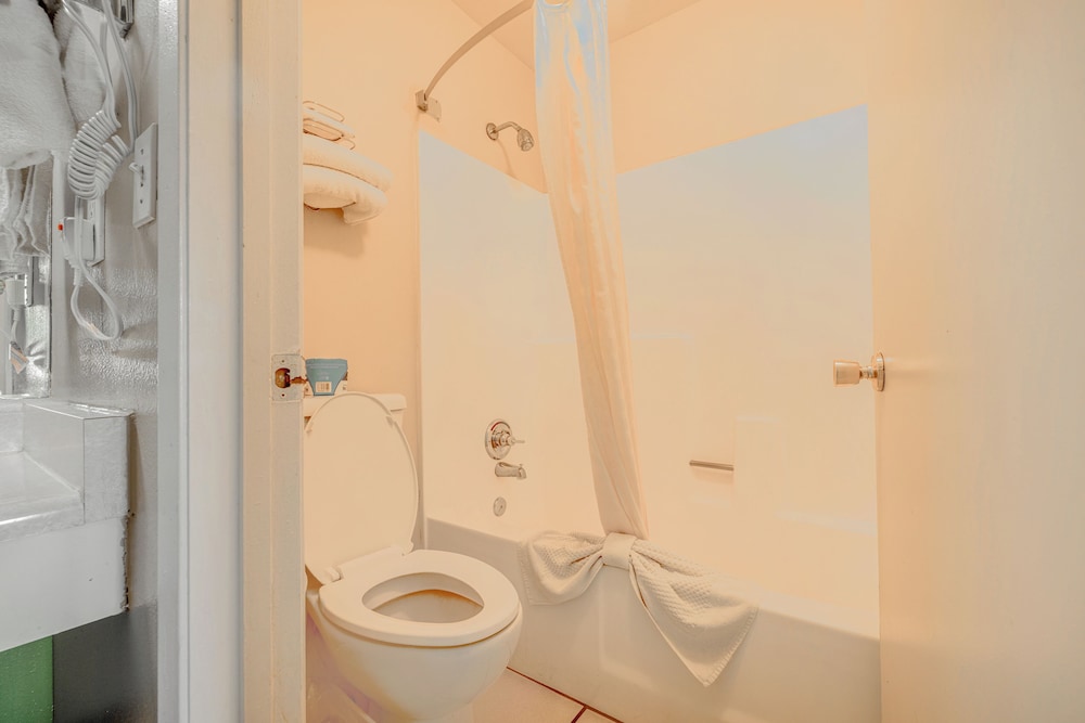 Deluxe Room, 1 King Bed, Non Smoking - Photo 5