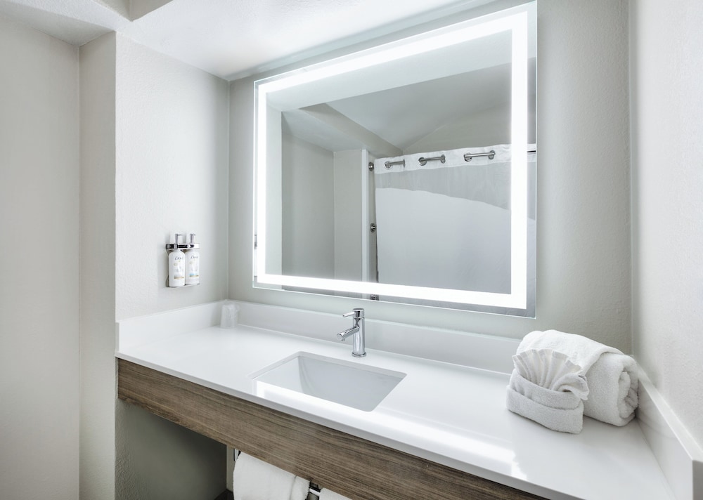 Suite, 2 Queen Beds, Mobility Accessible (Roll-In Shower) - Photo 8