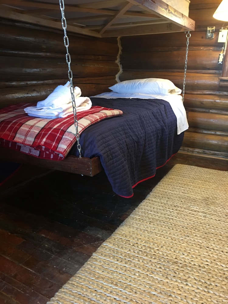 Historic Cabin - no bathroom photo 1
