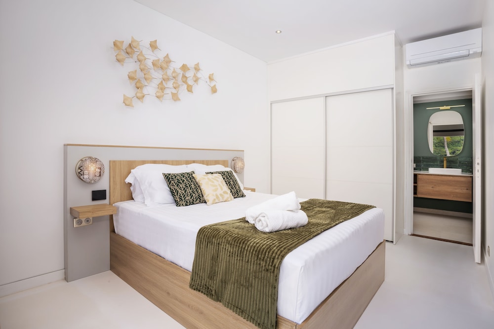 Suite, 1 Queen Bed with Sofa bed, Balcony, Sea View photo 2