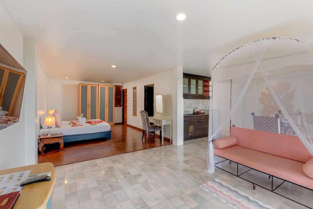 Penthouse Suite with City View - Photo 4