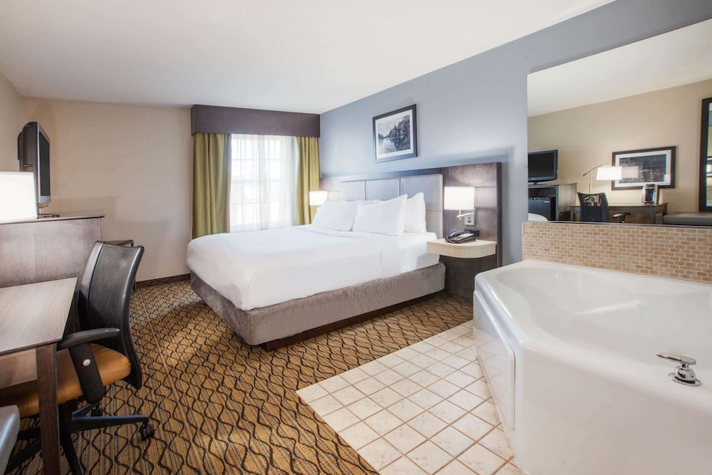 Deluxe Room, 1 King Bed, Non Smoking - Photo 1