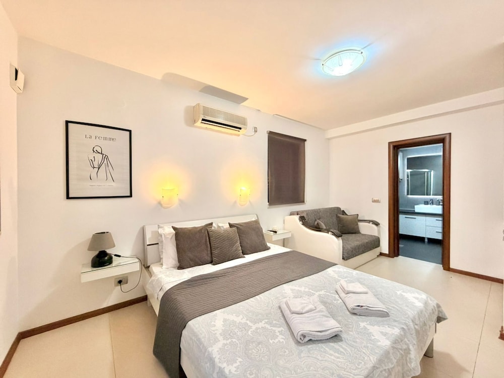 Family Studio, Balcony