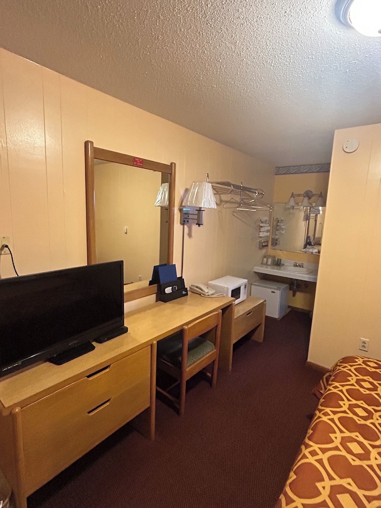 One Queen Bedroom photo 3