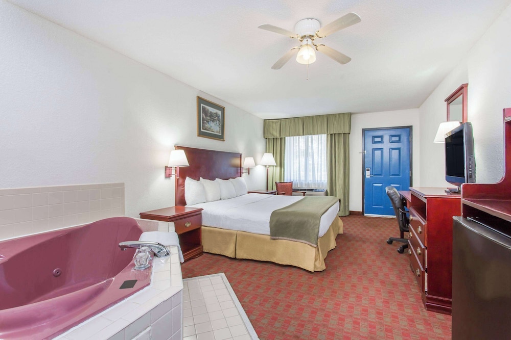 Deluxe Room, 1 King Bed, Non Smoking - Photo 9