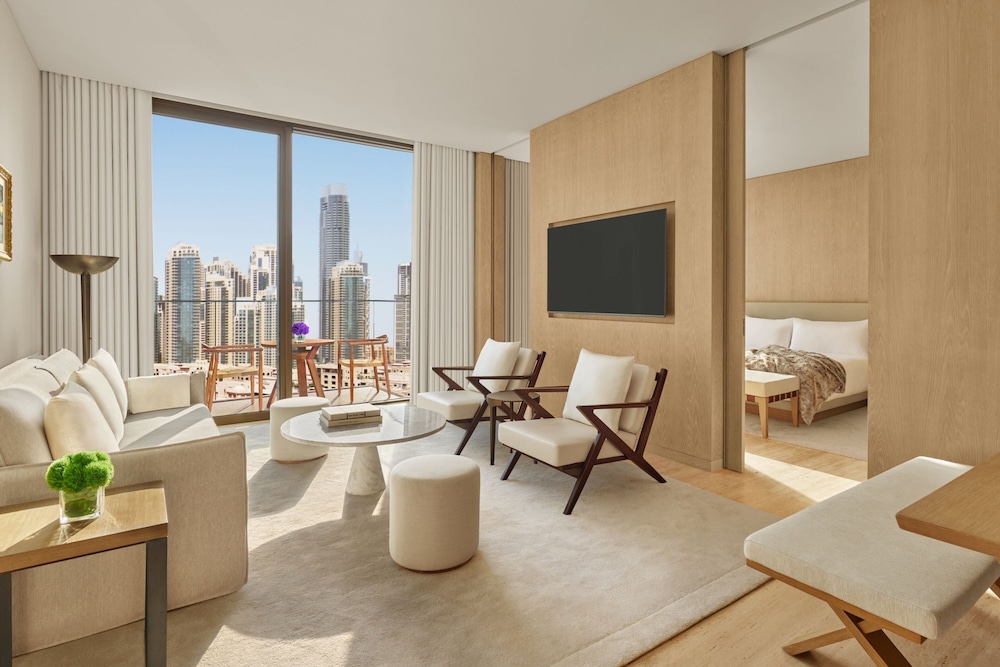 Deluxe Suite, 1 Bedroom, Balcony thumbnail 5
