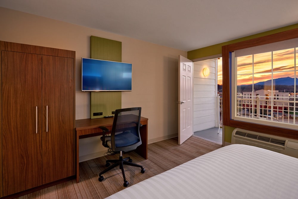 Suite, 1 King Bed, Accessible (Comm, Mobil, Accessible Tub) - Photo 6