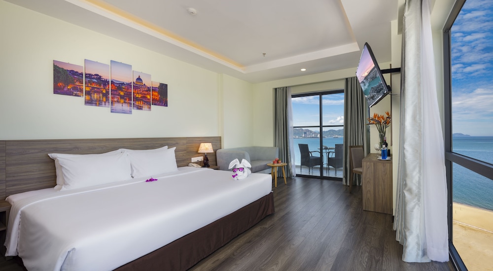 Suite, 1 King Bed, Balcony, Sea View photo 3