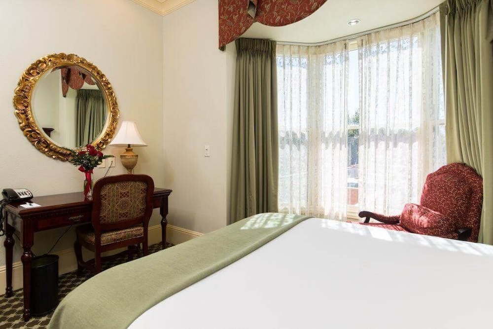 Premium Room, 1 King Bed photo 3