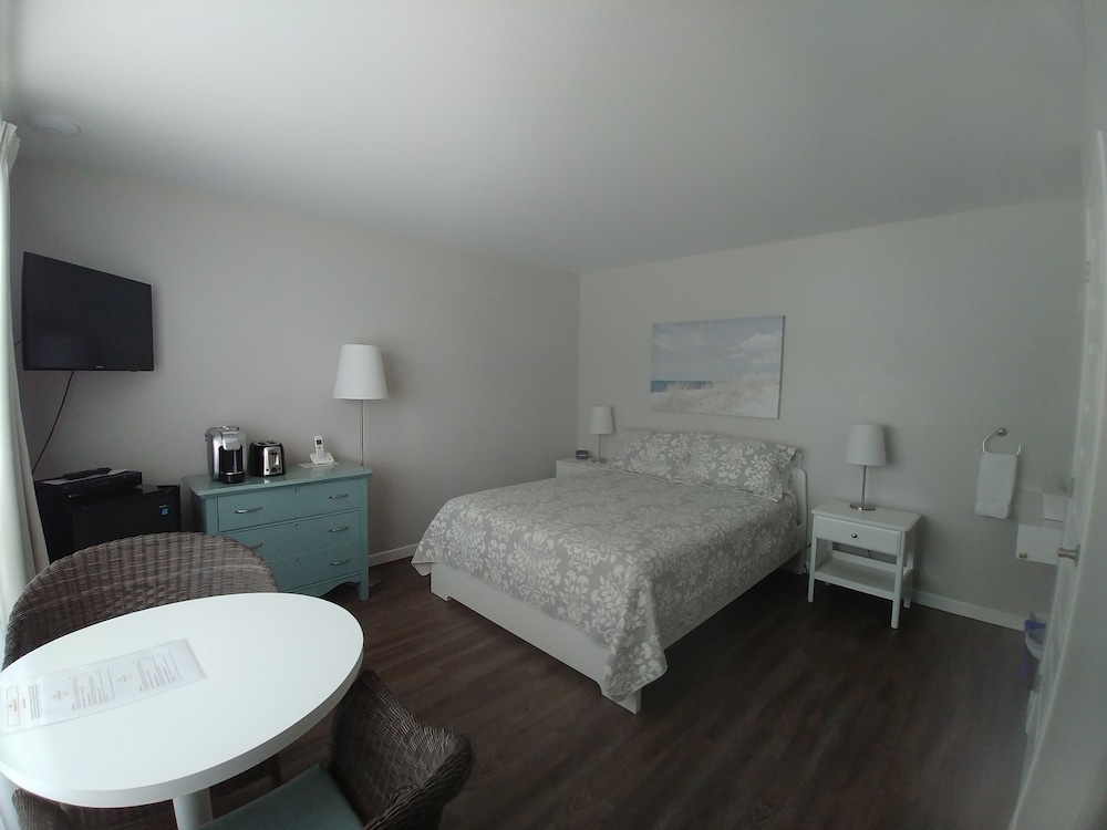 Superior Room, 1 Queen Bed, Private Bathroom, Lake View photo 1