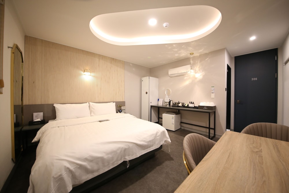 Prestige Table / Free Ramyeon, Table, Styler, Netflix, Free Laundry & Dry, Free Amenities - Photo 3