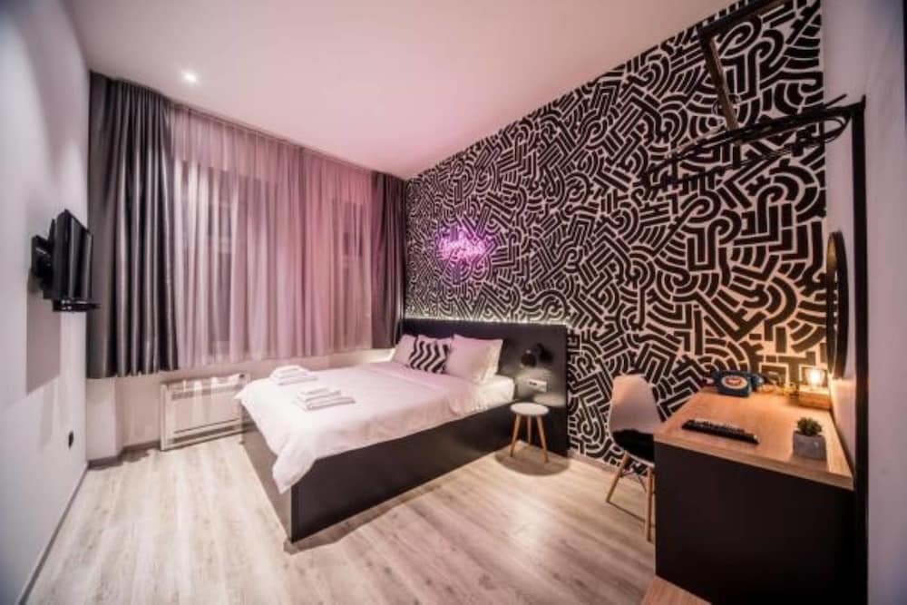 Basic Room, 1 Queen Bed